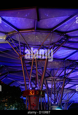 Bunte (Bunte) Vordach des Clarke Quay, die Bar und das Restaurant Unterhaltung an, der von der Singapore River. Stockfoto