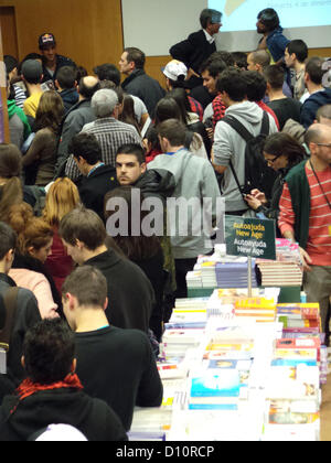 4St Dezemberabend in Casa del Libro Buchhandlung in Passeig de Gràcia, Barcelona. Josef Ajram (Ecke oben links) ist ein Bank-Makler und reputate Sportler (im Jahr 2006 war er 2. in der Titan-Dessert-Wettbewerb) und präsentiert sein Buch "Ich weiß nicht, wo die Grenzen sind aber ich weiß, wo sie nicht sind". Stockfoto
