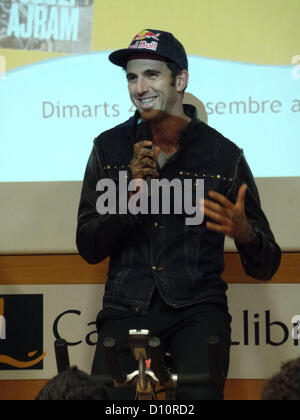 4St Dezemberabend in Casa del Libro Buchhandlung in Passeig de Gràcia, Barcelona. Josef Ajram ist ein Bank-Makler und reputate Sportler (im Jahr 2006 war er 2. in der Titan-Dessert-Wettbewerb) und präsentiert sein Buch "Ich weiß nicht, wo die Grenzen sind aber ich weiß, wo sie nicht sind". Stockfoto