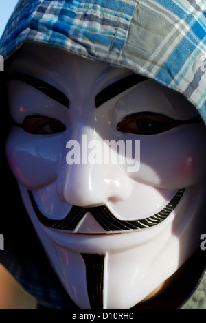 Ein junger Mann trägt eine anonymen Maske auf dem Antifracking-Marsch auf die Fylde in Lancashire am 12.01.12 Stockfoto