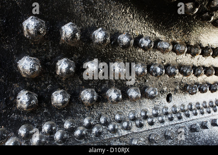 Schwarze Nieten in der Perspektive auf einen Zug Motor Kessel Stockfoto