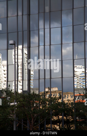 Reflexionen von Wohnungen in der gläsernen Baukörper des Axel-Springer-Haus, Berlin, Deutschland Stockfoto