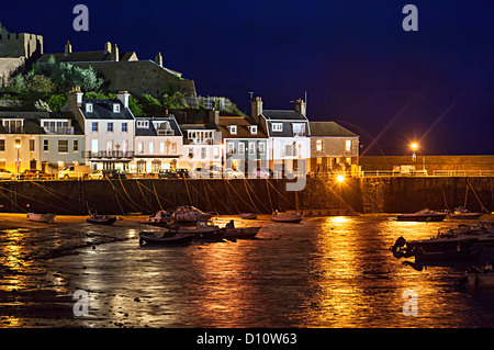 Mont Hochmuts Burg und Gorey Hafen bei Nacht, Jersey, Kanalinseln, UK Stockfoto