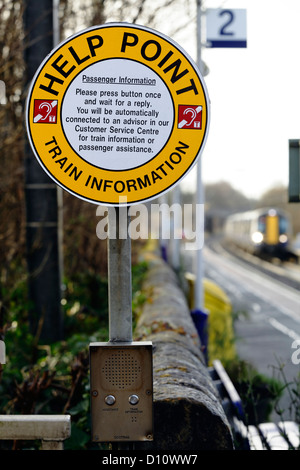 Passenger Help Point auf einer Plattform an einem ländlichen Scotrail Bahnhof, Lochwinnoch, Renfrewshire, Schottland, Großbritannien Stockfoto