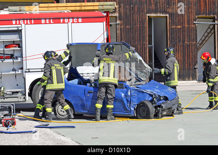 Feuerwehr in Aktion kostenlos von einem Auto, bei einem Autounfall verletzt Stockfoto