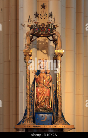 Holz geschnitzt religiöse Statue der Maria mit Jesus in der Liebfrauenkirche in Brüssel, Belgien Stockfoto