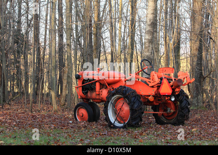 Eine Allis Chalmers Traktor sitzt im Leerlauf. Stockfoto