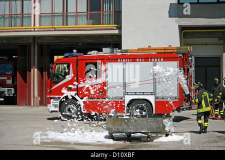 italienischen Feuerwehrleute löschen einen simulierten Brand während einer Übung in der Feuerwache Stockfoto