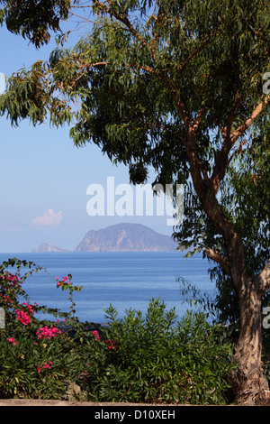 Lipari, gesehen von der Insel Salina, Äolischen Inseln, Sizilien, Italien Stockfoto