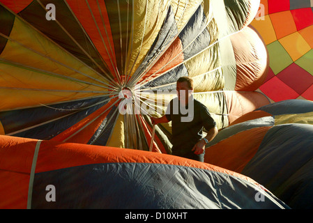 Mann im Heißluftballon, weil es bläst Stockfoto