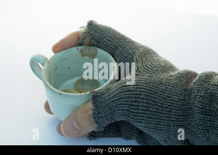 eine schlechte Hand eine Tasse mit Route in das Euro-Geld Stockfoto