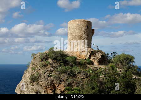 Schöne Aussicht auf den alten Wachturm Torre del Küster in Banyalbufar an der Westküste von Mallorca, Spanien. Stockfoto