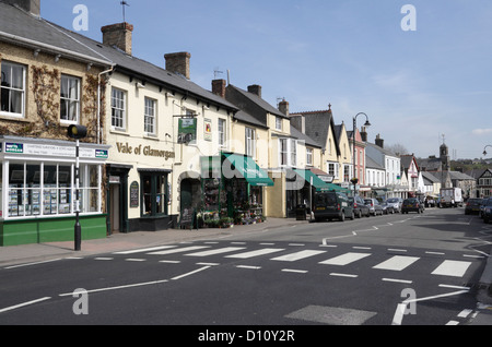 Die Hauptstraße in Cowbridge, Vale of Glamorgan Wales UK. Ländliche walisische Stadt Stockfoto