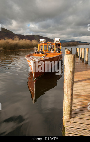 Keswick Launch Annie Mellor am Derwent Wasser Keswick Seenplatte Cumbria UK im Winter Sonnenlicht Stockfoto