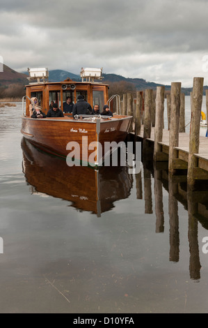 Keswick Launch Annie Mellor am Derwent Wasser Keswick Seenplatte Cumbria UK im winter Stockfoto