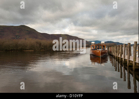 Die Keswick Launch Annie Mellor Derwent Wasser KeswickDerwent Wasser Keswick Seenplatte Cumbria UK im Winter Sonnenlicht Stockfoto