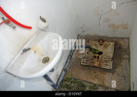 zerstörten und verlassenen hygienisch Service in einem verfallenen Bahnhof Stockfoto