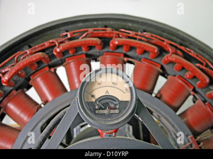 Amperemeter zur Messung von Strom in einem komplizierten Rotor zur Stromerzeugung Stockfoto