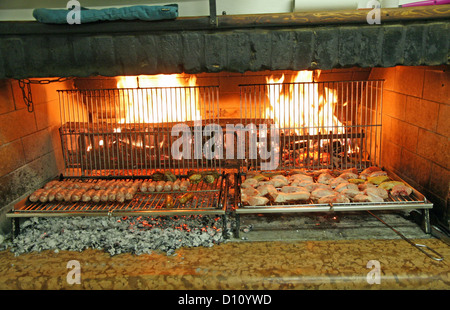 Kamin mit Feuerstelle und gegrilltes Fleisch über dem offenen Feuer Stockfoto