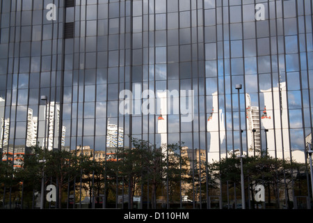 Reflexionen von Wohnungen in der gläsernen Baukörper des Axel-Springer-Haus, Berlin, Deutschland Stockfoto