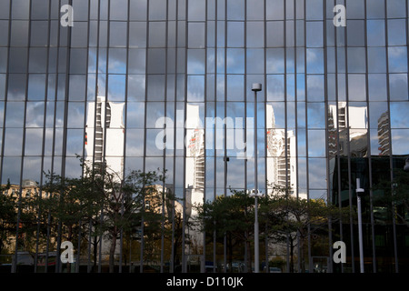 Reflexionen von Wohnungen in der gläsernen Baukörper des Axel-Springer-Haus, Berlin, Deutschland Stockfoto