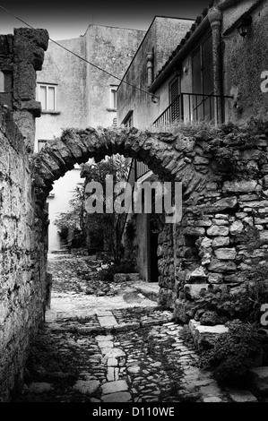 Stone Arch Eingang zu toskanischen Dorf in Italien Stockfoto