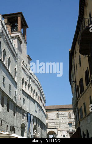 Palazzo dei Priori und die Hauptstraße nach Perugia in Umbrien Stockfoto