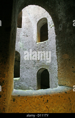 Fenster im Inneren der Pozzo di San Patrizio in Umbrien in Italien Stockfoto