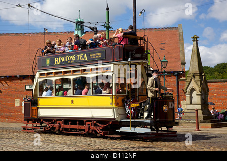 "Newcastle 114', erbaut im Jahre 1901, in der High Street der Edwardian Stadt, das Beamish Museum in der Grafschaft Durham gehört. Stockfoto