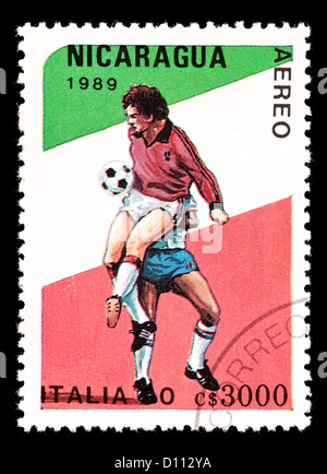 Briefmarke aus Nicaragua Darstellung zwei Fußball-Spieler für die WM 1990 in Italien. Stockfoto