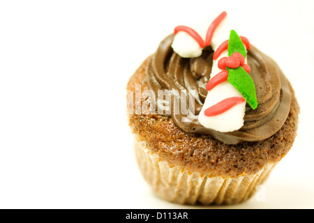 Christmas Candy Cane Fondant über eine Banane Cupcake. Xmas-Kuchen wird mit Schokolade Buttercreme auch gekrönt. Stockfoto