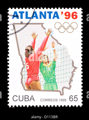 Briefmarke aus Kuba zeigt zwei Volleyballspieler, ausgestellt für die Olympischen Spiele 1996 in Atlanta. Stockfoto