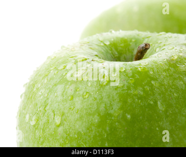 Reife grüne Äpfel Nahaufnahme. Isoliert auf weiss Stockfoto