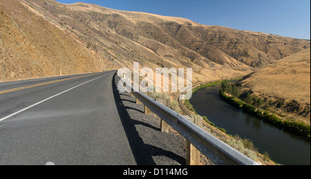 Malerische Staatsstraße 821, Yakima Canyon Road verläuft parallel zum Eisenbahnschienen und Yakima River im Zentrum von Washington, USA. Stockfoto