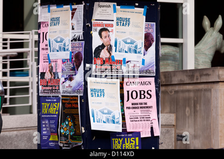 Flyer und Anzeigen auf einem Outdoor-Bulletin board Stockfoto