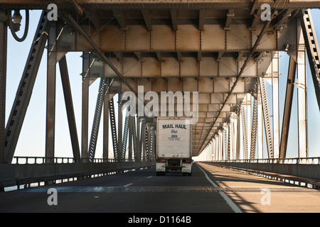 Post-LKW auf den unteren Teil der Richmond-San Rafael Brücke Stockfoto