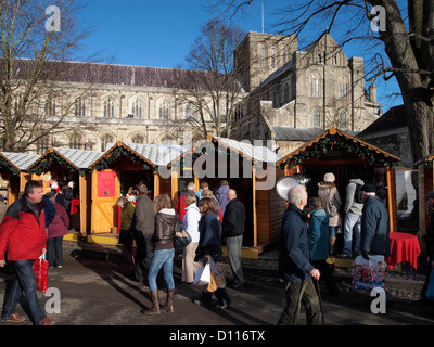 Winchester Cathedral-Weihnachtsmarkt in der Cathedral Close in den kalten aber hellen Sonnenschein am 4. Dezember 2012 zu sehen. Stockfoto