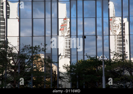 Reflexionen von Wohnungen in der gläsernen Baukörper des Axel-Springer-Haus, Berlin, Deutschland Stockfoto