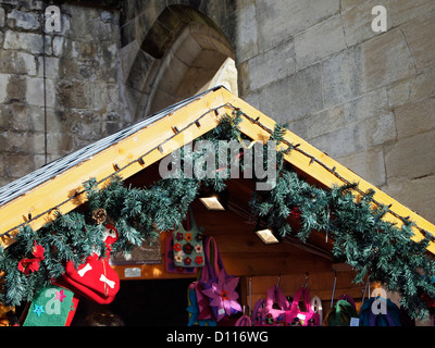 Winchester Cathedral-Weihnachtsmarkt in der Cathedral Close in den kalten aber hellen Sonnenschein am 4. Dezember 2012 zu sehen. Stockfoto