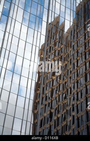 Reflexionen von Wohnungen in der gläsernen Baukörper des Axel-Springer-Haus, Berlin, Deutschland Stockfoto
