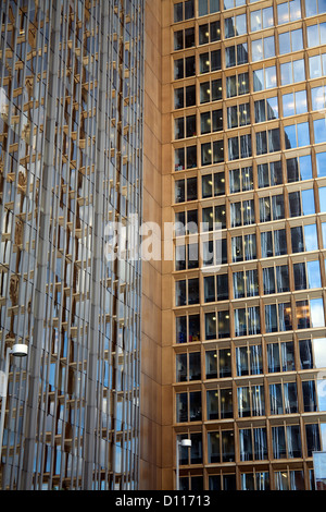 Reflexionen von Wohnungen in der gläsernen Baukörper des Axel-Springer-Haus, Berlin, Deutschland Stockfoto
