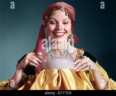 1960ER JAHREN FRAU PORTRAIT CHARAKTER KRISTALLKUGEL FORTUNE TELLER KOSTÜM Stockfoto