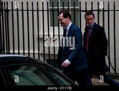 London, UK. 5. Dezember 2012. Schatzkanzler George Osborne, Blätter 11 Downing Street, als er bereitet sich auf das House Of Commons seine Herbst-Erklärung abzugeben. Die Anweisung wird deuten auf weitere Sparmaßnahmen weiter für das Vereinigte Königreich. Bildnachweis: Andy Thornley / Alamy Live News Stockfoto