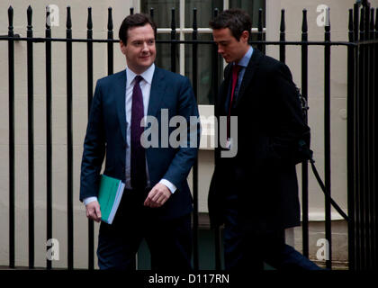 London, UK. 5. Dezember 2012. Schatzkanzler George Osborne, Blätter 11 Downing Street, als er bereitet sich auf das House Of Commons seine Herbst-Erklärung abzugeben. Die Anweisung wird deuten auf weitere Sparmaßnahmen weiter für das Vereinigte Königreich. Bildnachweis: Andy Thornley / Alamy Live News Stockfoto