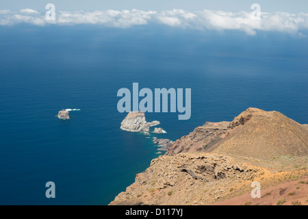 Blick vom Mirador De La Pena auf der Klippe von El Golfo küstennah über den Roques de Salmor, El Hierro, Kanarische Inseln Stockfoto