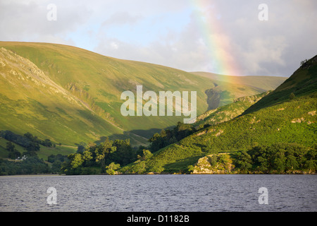 Ein Regenbogen bietet eine malerische Kulisse für Ullswater, in der Nähe Howtown Anlegestelle im englischen Lake District. Stockfoto