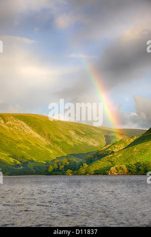 Ein Regenbogen bietet eine malerische Kulisse für Ullswater, in der Nähe Howtown Anlegestelle im englischen Lake District. Stockfoto