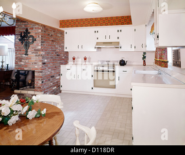 1960ER JAHRE KÜCHE INTERIEUR MIT MAUER UND WEIßE LAND SCHRÄNKE SCHWARZ SCHARNIERE HARDWARE Stockfoto