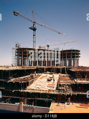1970S 1980S BÜROGEBÄUDE BAUSTELLE MIT ZWEI KRÄNEN Stockfoto