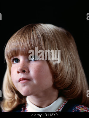 1970ER JAHRE PORTRAIT BLONDES MÄDCHEN NACHSCHLAGEN Stockfoto
